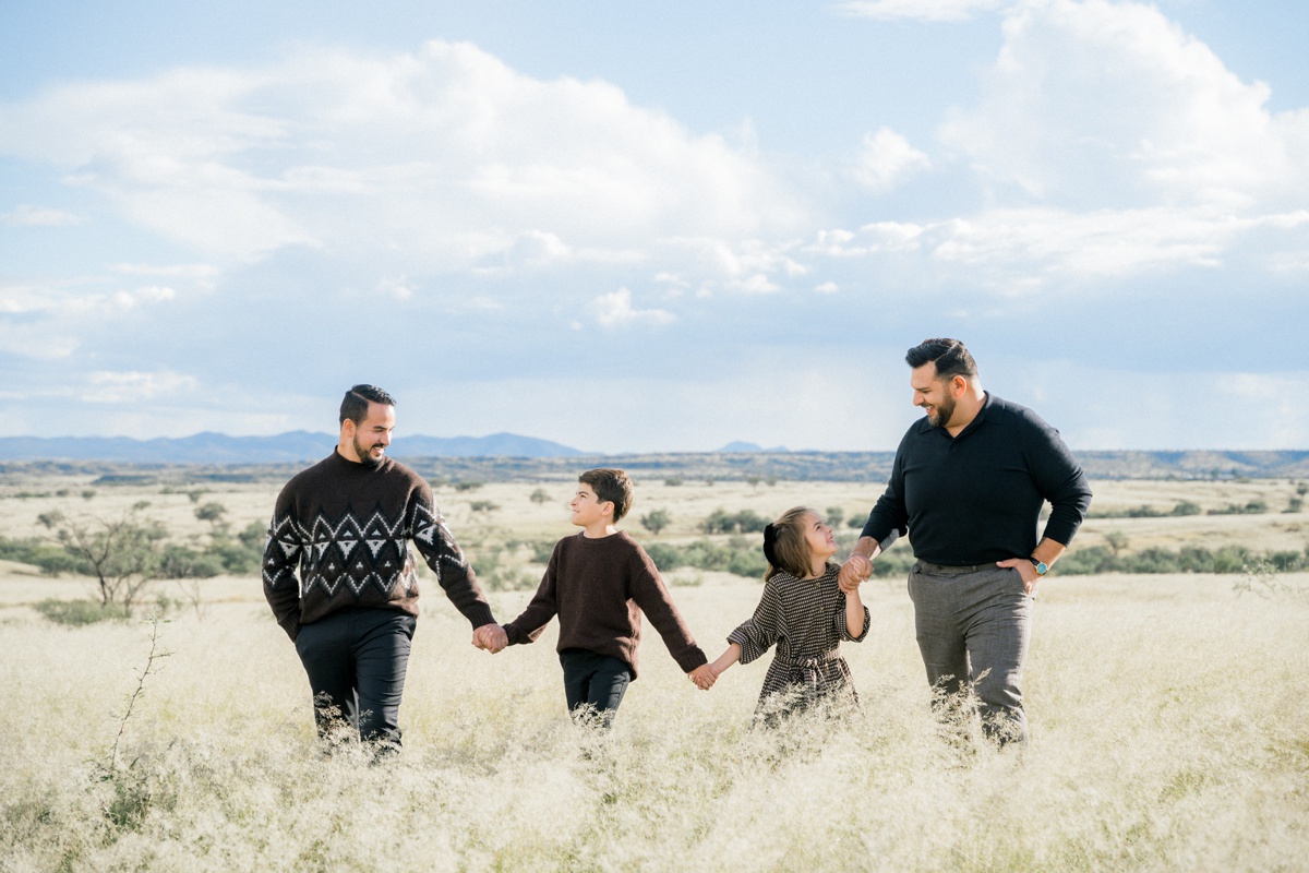Fall family mini sessions 2022. Family in a field. Ruby Sandoval Photography